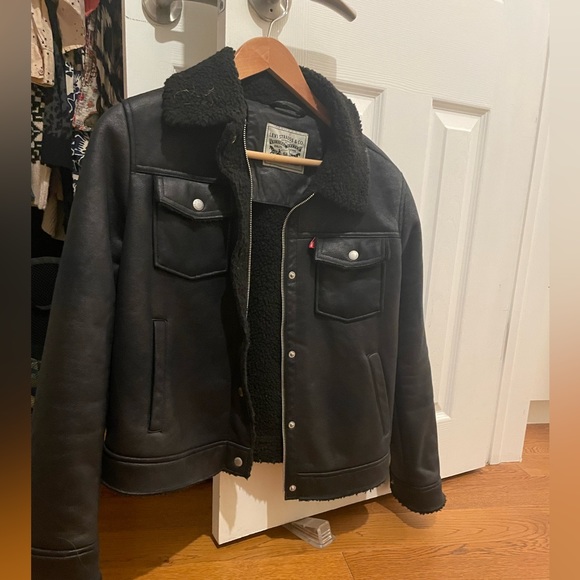 Levi’s faux Sherpa lined jacket. - Picture 2 of 2